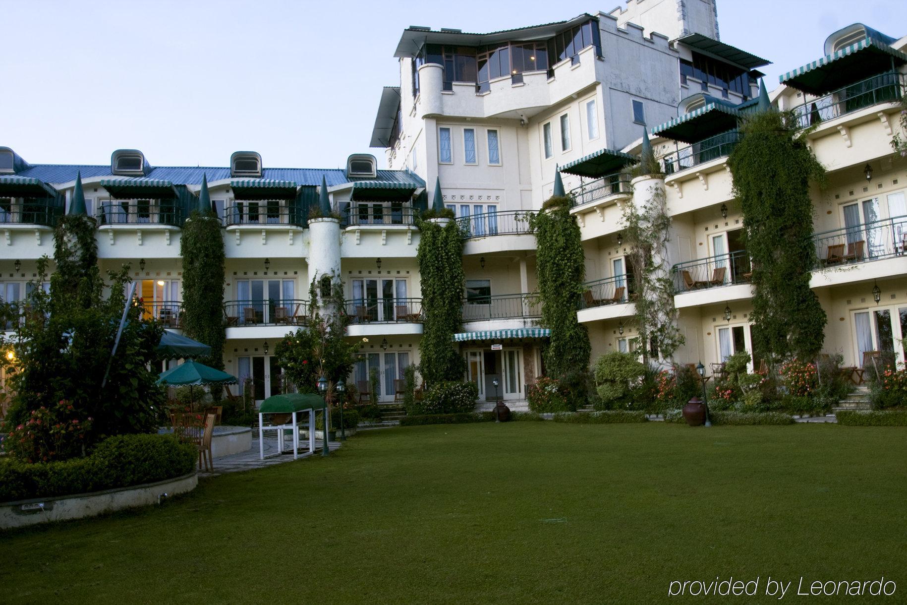 Club Bali Suites At Kota Bunga Чипанас Экстерьер фото